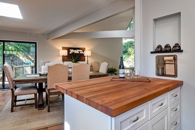 Building Photo - 548 San Ysidro Rd