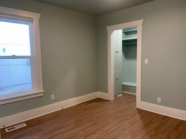 Building Photo - Welcome Home 3b/1ba Updated Home