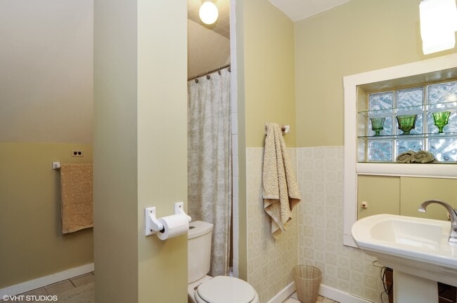 Building Photo - 2113 W Cuyler Ave