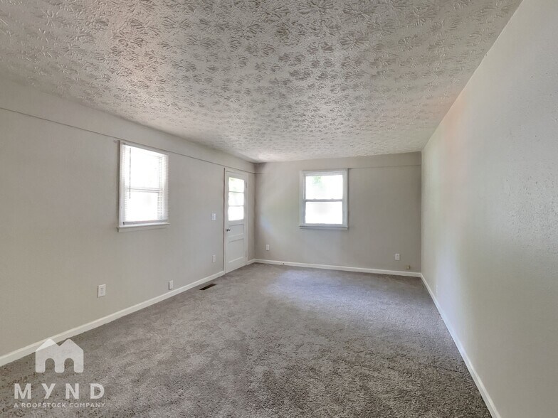 Building Photo - 6125 Roselawn Dr