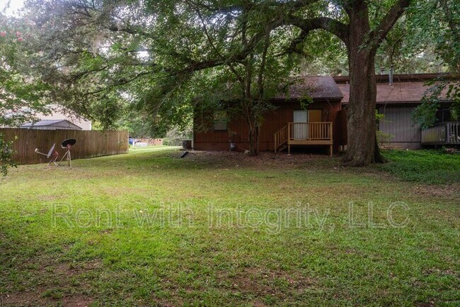 Building Photo - 1500 Twin Lakes Cir