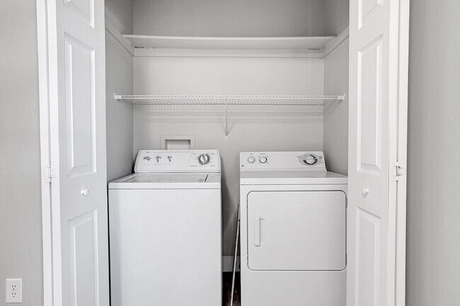 Building Photo - $1,345.00 - 2 Bed, 1 Bath Updated Unit in Denver with In Unit Laundry!