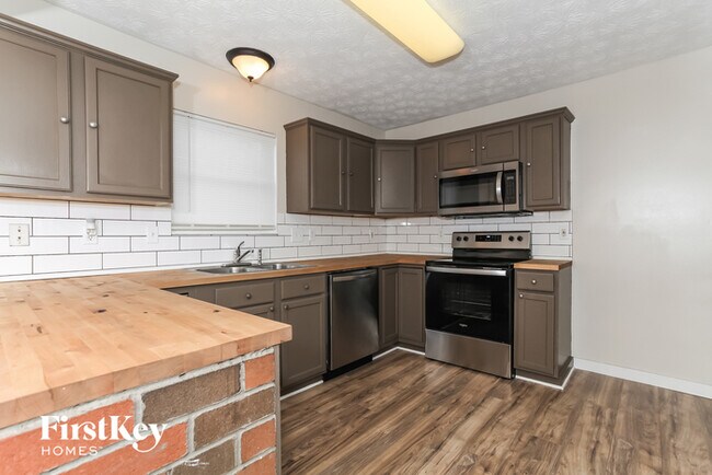 Building Photo - 917 Brookwood Dr