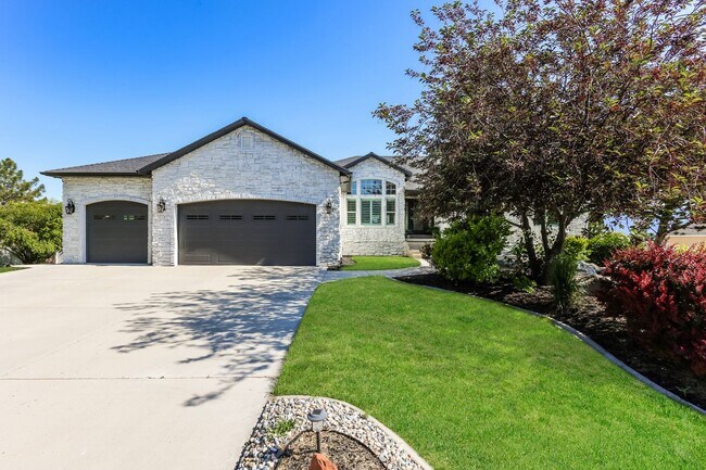 Building Photo - 6 Bed/6 Bathroom house in Riverton