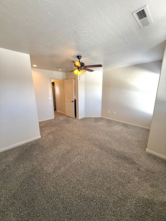 Building Photo - Fossil Hills Townhomes 3 Bed 2.5 Bath