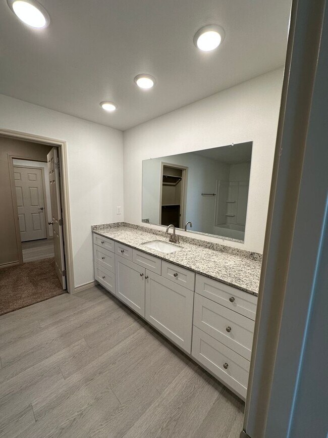 Building Photo - Fresh, Modern, and Move-In Ready!