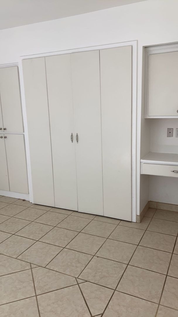 Building Photo - 820