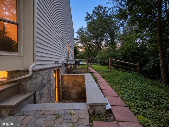 Building Photo - 6762 Bronze Post Rd