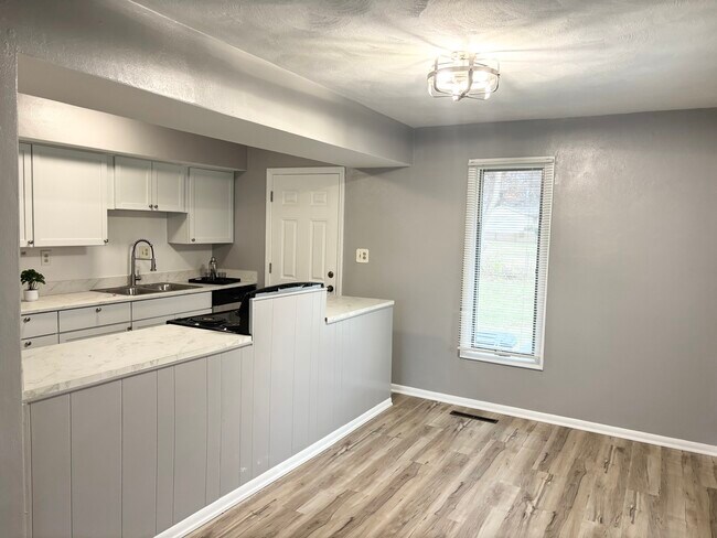 Building Photo - Birchwood Dr