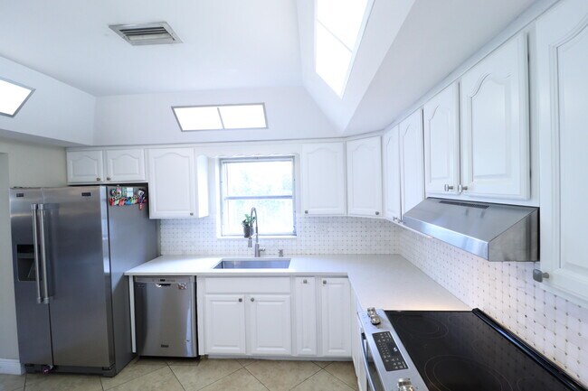 Building Photo - 1270 SW 8th St