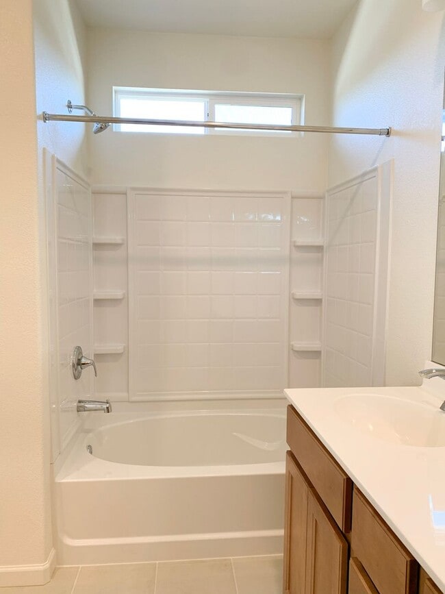 Building Photo - 2025 Built 3/2.5 in Hollister