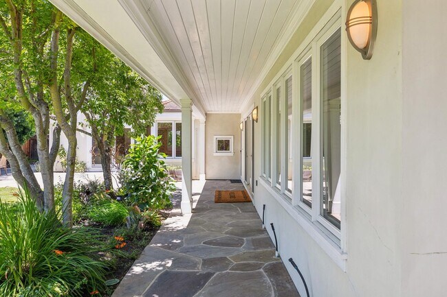 Building Photo - Beautiful, Old-World-style Home in the Heart of Central Menlo Park