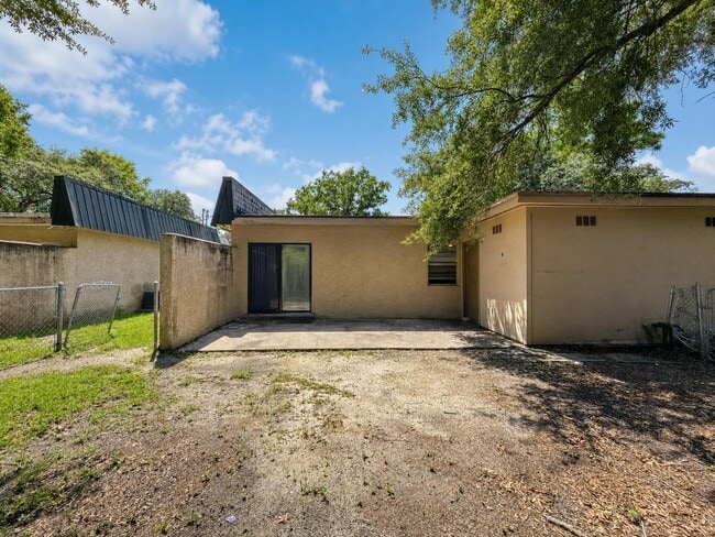 Building Photo - 1009 Hondo Ave
