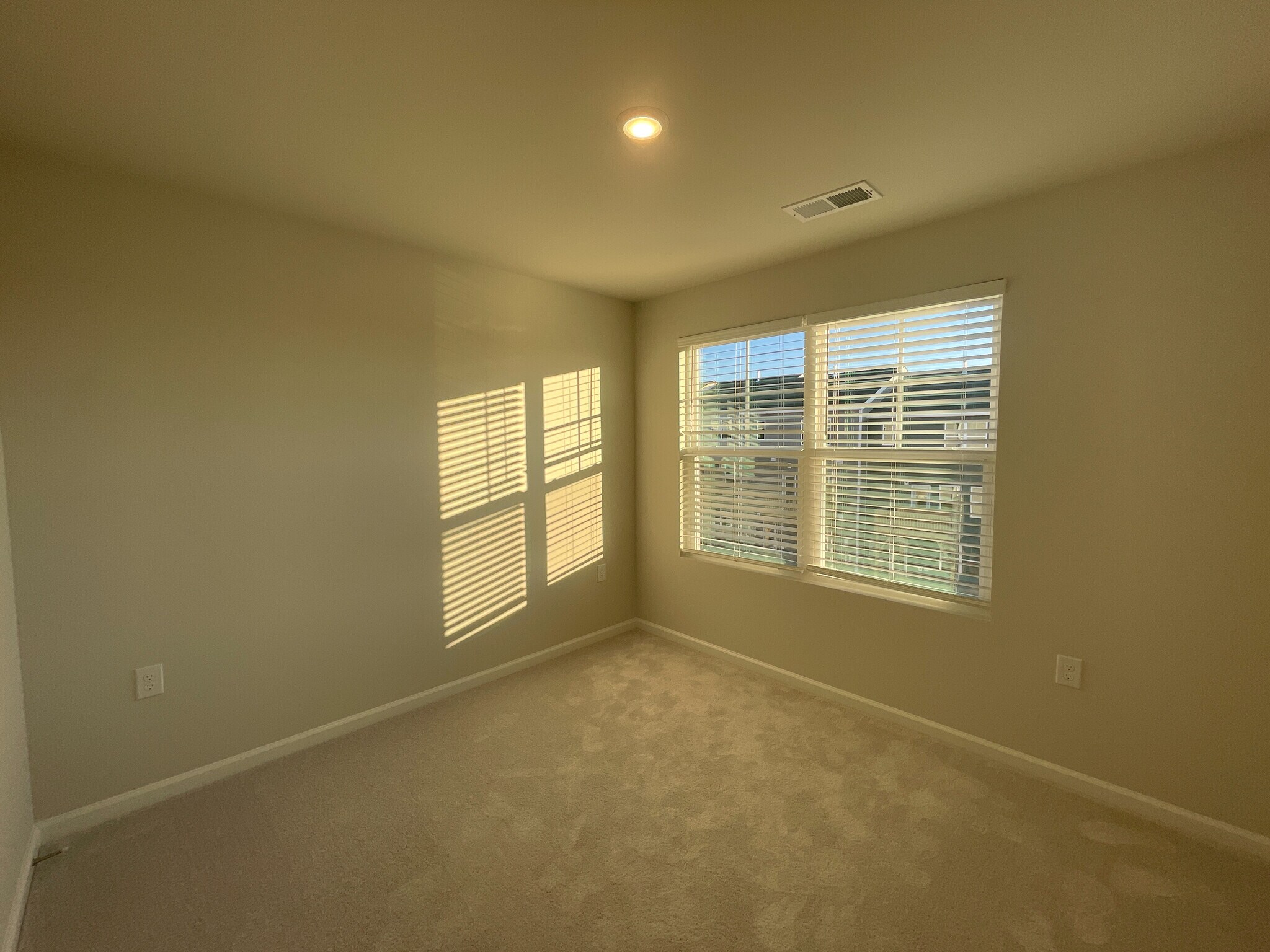 Building Photo - Room in Townhome on Brellon Ln