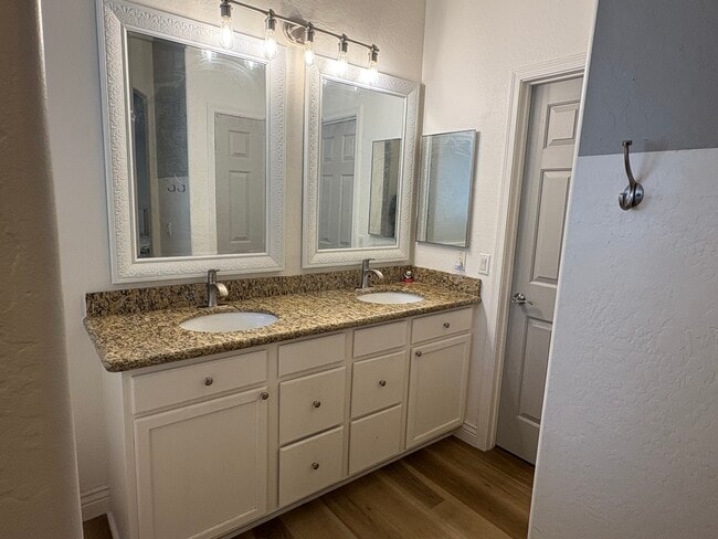 Building Photo - 1180 E Saddleback Pl