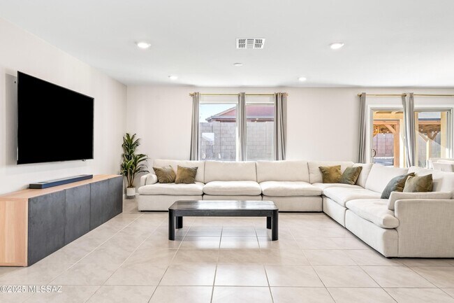 Building Photo - 890 W Calle Cajilla