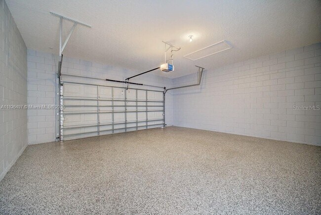 Building Photo - 604 Rogue Dr