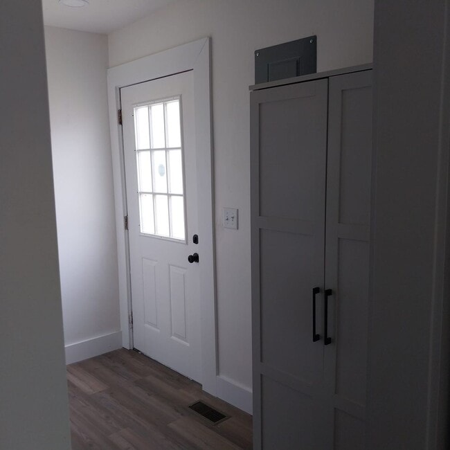 Building Photo - Cottage Style Dollhouse with $300/mo utility allowance!