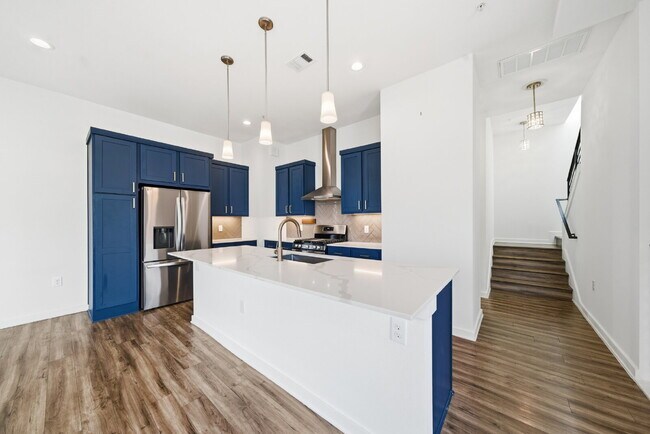 Building Photo - Spacious 3-Bed, 3-Bath Condo with Scenic Views in Vibrant Austin!
