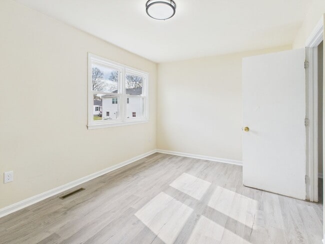 Building Photo - 806 Arlington Rd
