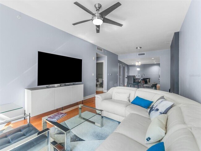 Building Photo - 1120 E Kennedy Blvd