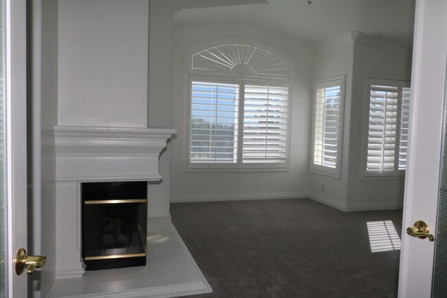 Building Photo - 14049 Claremont Ln