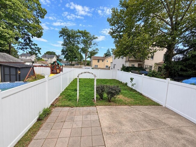 Building Photo - 877 Jaques Ave