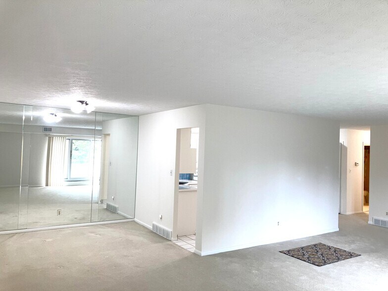 Building Photo - 2202 Acacia Park Dr