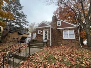 Building Photo - Spacious 3 bedroom 2 bath!