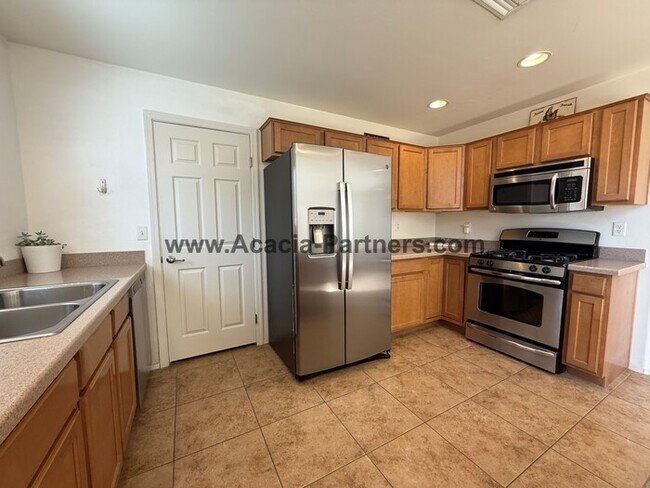 Building Photo - Spacious Three Bedroom Home