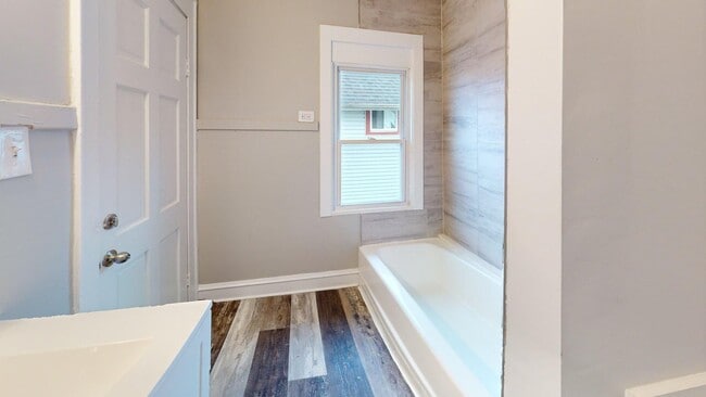 Building Photo - Edgewater Neighborhood - 3 bedroom - 2 Bat...