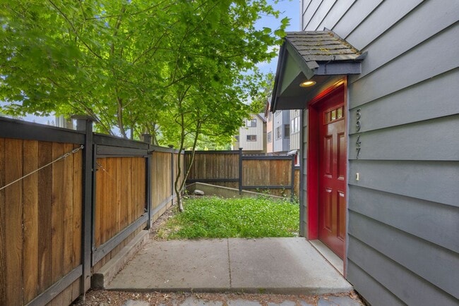 Building Photo - West Seattle - Large Bright 2 Bedroom 1.75 bath Delridge Townhouse