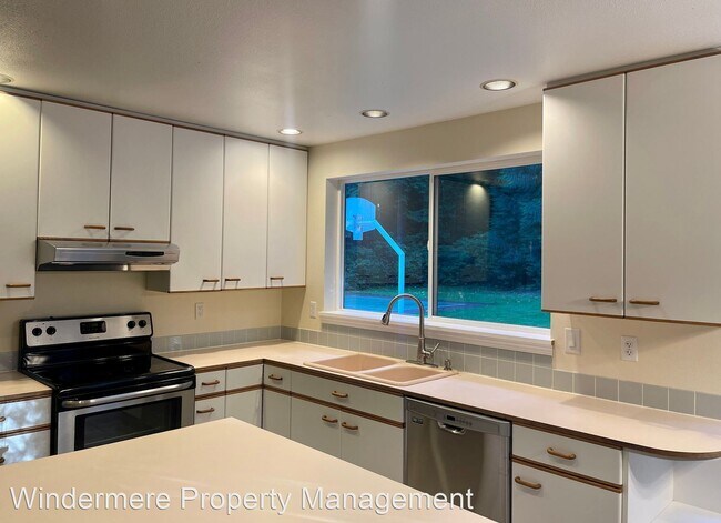 Building Photo - 3 br, 3.5 bath House - 9067 NE Hidden Cove...