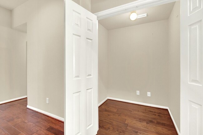 Building Photo - 9226 Fernwillow Dr
