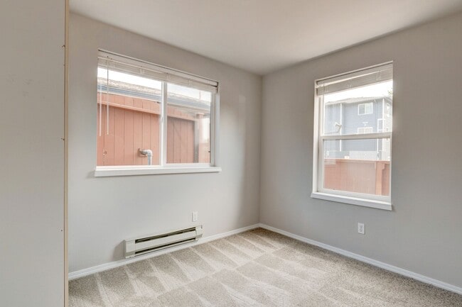 Building Photo - 2 Bed + Den/Office 2 Bath Ground level Condo