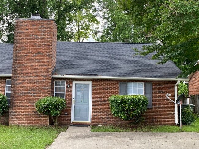 Primary Photo - 2 bed 2 bath duplex