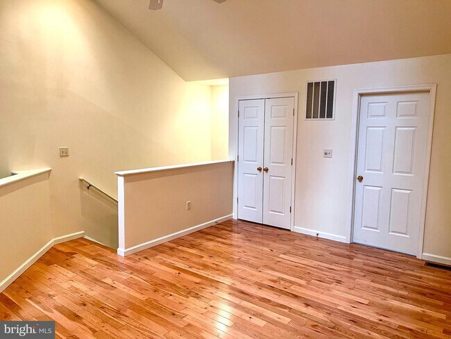 Building Photo - 2037 Powell Dr