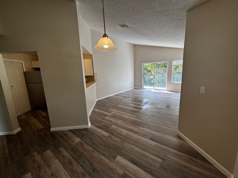 living1 - 2560 Woodgate Blvd