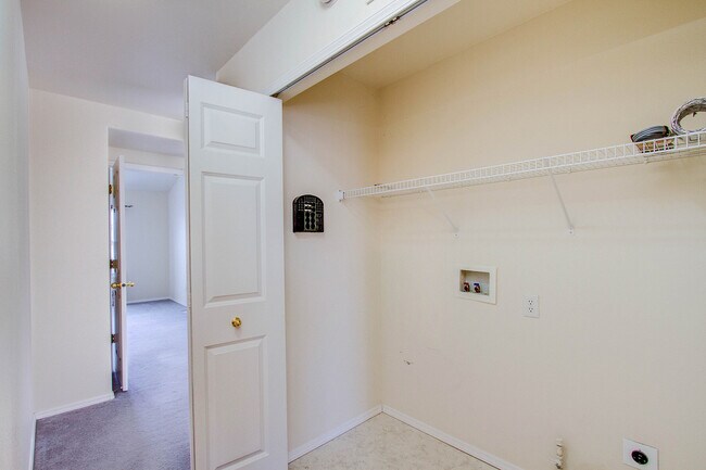 Building Photo - Impeccable 5 Bedroom Home with Mountain Views