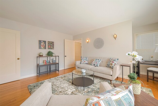 Building Photo - 1558 1/2 Castle Ct