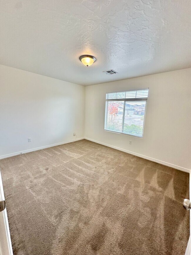 Building Photo - Desert Canyon Home!