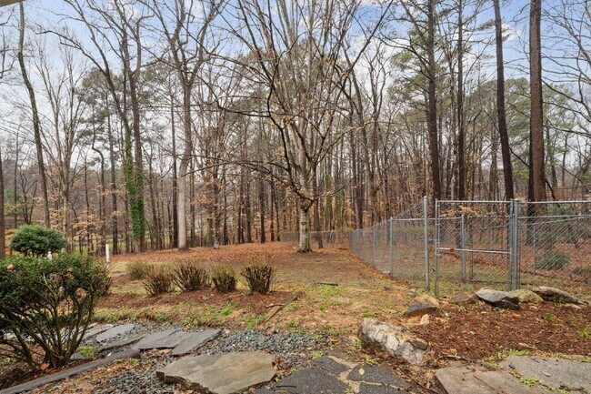 Building Photo - Spacious and Unique 5-Bedroom Home in Chapel Hill!