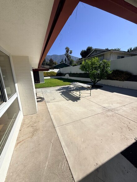 Building Photo - 410 N Canyon Blvd