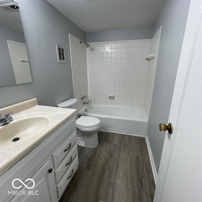 Building Photo - 1155 Canterbury Square S