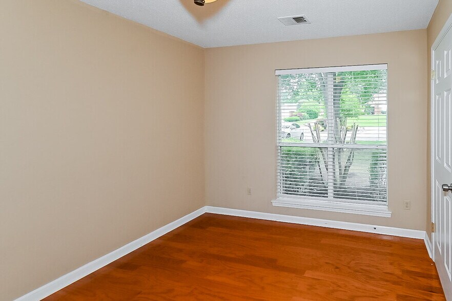 Building Photo - 8169 Oak Moss Cove