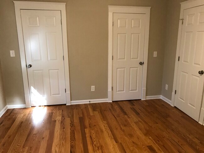 Building Photo - 3823 Kingswood Dr