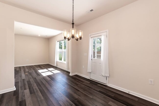 Building Photo - Gorgeous End Unit Townhome!