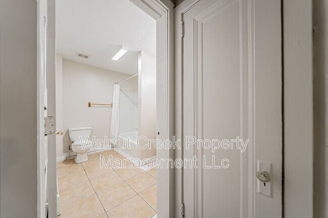 Building Photo - 870 S Main St