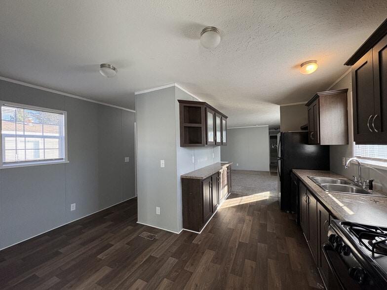 Building Photo - 67 W Manor St