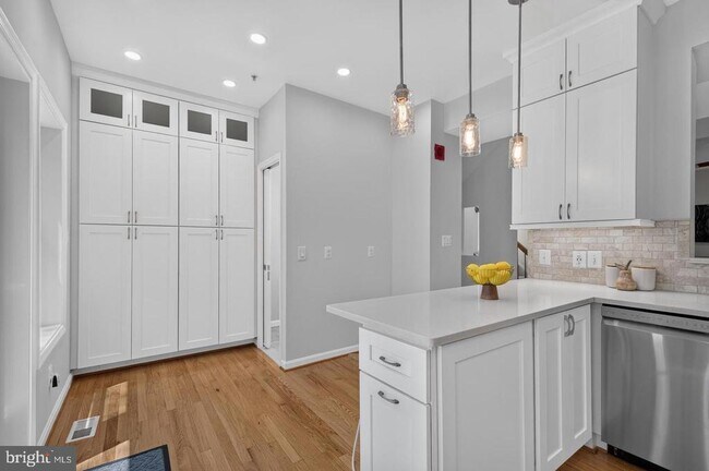 Building Photo - 122 Sanborn Pl